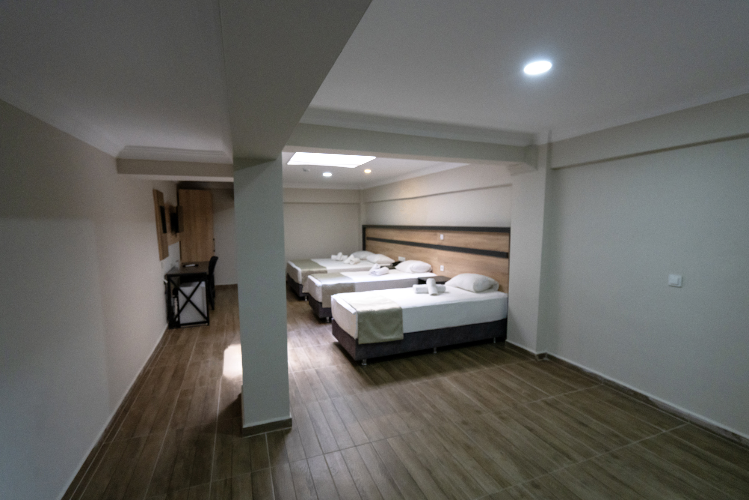 TAVANDA PENCERELİ AİLE ODASI