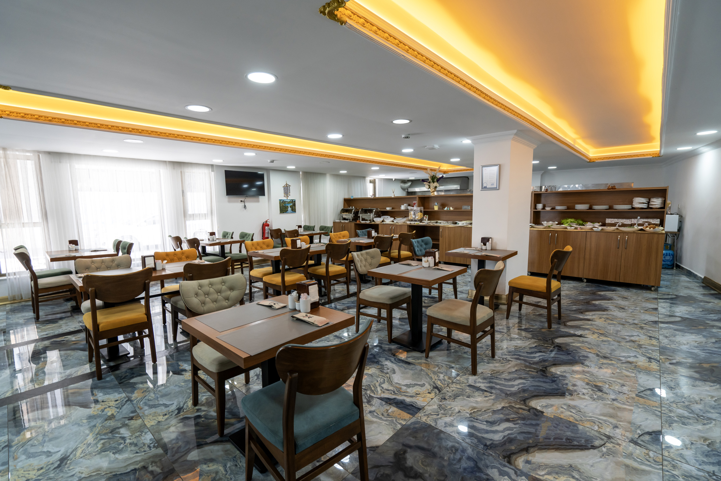 TAVANDA PENCERELİ AİLE ODASI