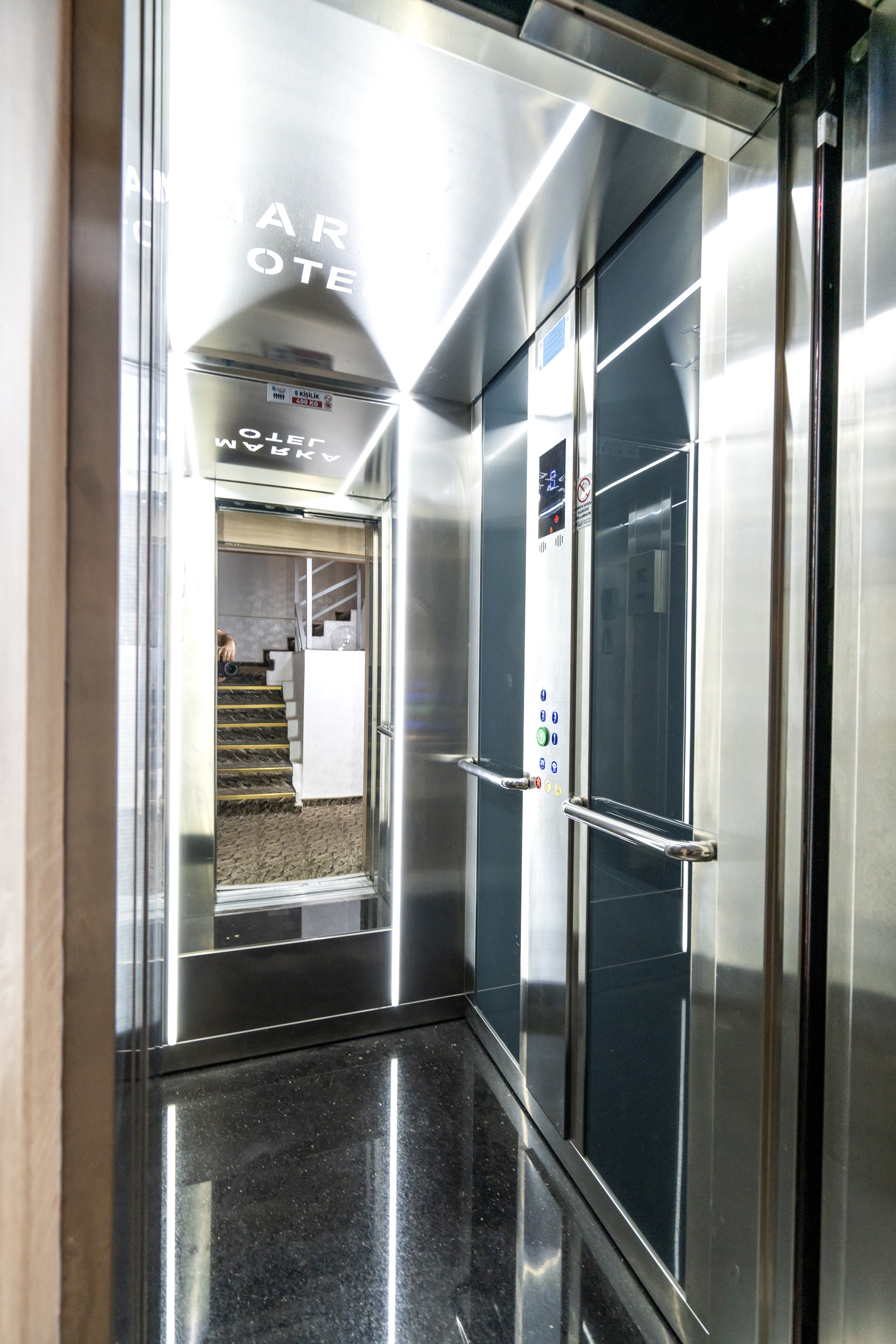 TAVANDA PENCERELİ AİLE ODASI