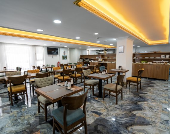 TAVANDA PENCERELİ AİLE ODASI