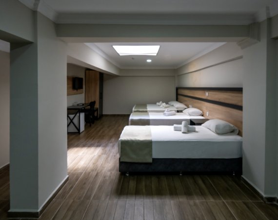 TAVANDA PENCERELİ AİLE ODASI