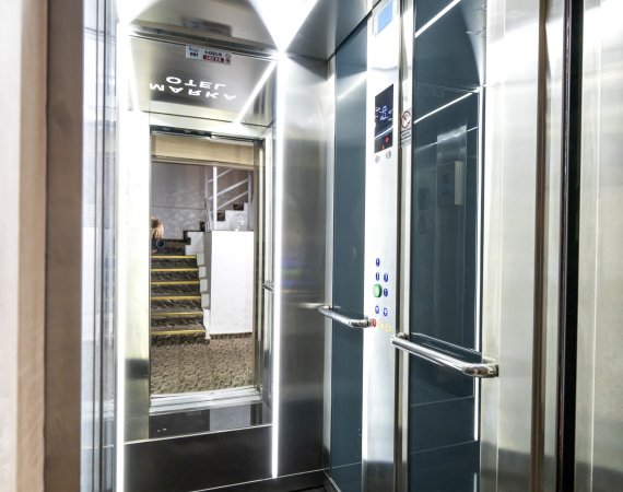 TAVANDA PENCERELİ AİLE ODASI