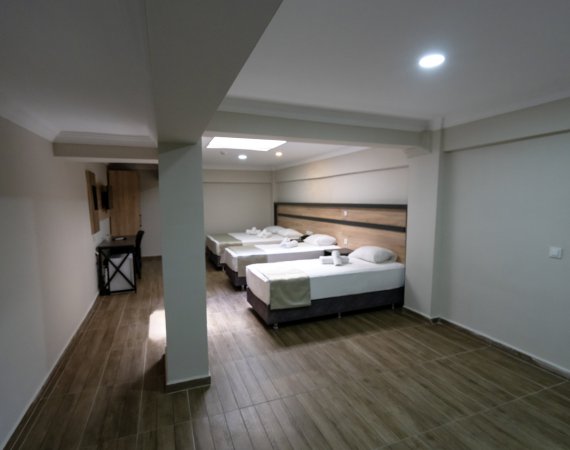 TAVANDA PENCERELİ AİLE ODASI